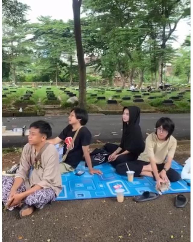 6 Potret Karina Ranau dan anak-anak merapikan makam Epy Kusnandar, dipasangi rumput