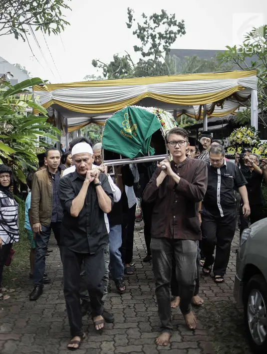Keluarga dan kerabat membawa jenazah Deddy Sutomo usai disalatkan di Masjid sekitar Flamboyan Cantik, Ciputat, Tangerang Selatan, Rabu (18/4). Deddy Sutomo meninggal pada pukul 07.00 wib dengan usia 77 tahun karena sakit. (Liputan6.com/Faizal Fanani)