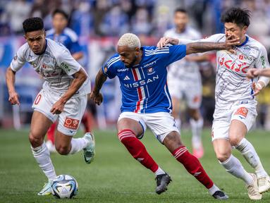 Anderson Lopes (tengah kiri) merupakan penyerang andalan Yokohama F. Marinos. Lopes merupakan pemain berkebangsaan Brasil. Pada musim ini, ia menjadi salah satu mesin gol di skuad besutan Kevin Muscat tersebut. Anderson Lopes juga tercatat sebagai pencetak gol terbanyak kedua dengan koleksi 19 gol dari 29 pertandingan di J1 League 2023. Sementara itu, Yokohama F. Marinos kini menempati posisi kedua klasemen dengan raihan 54 poin atau terpaut empat poin dari sang pemuncak, Vissel Kobe. (AFP/Yuichi Yamazaki)