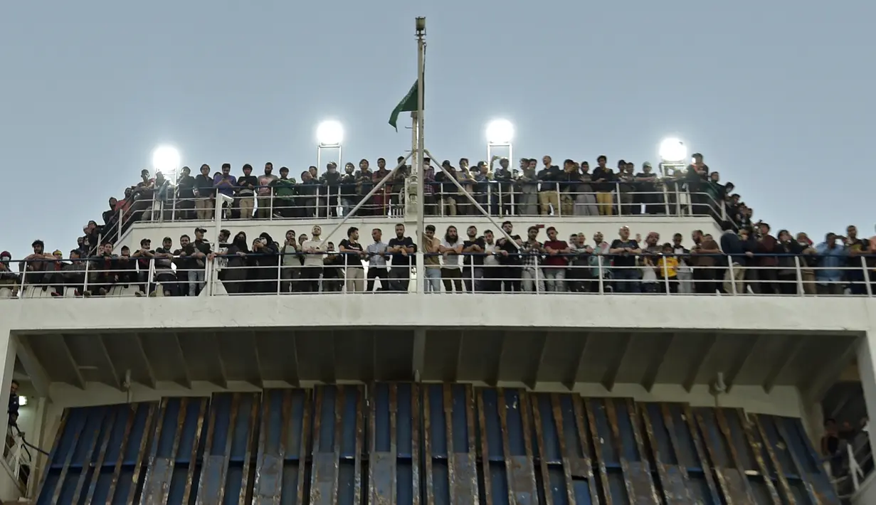 Sebuah kapal yang membawa 1.687 warga sipil dari lebih dari 50 negara yang melarikan diri dari kekerasan di Sudan berlabuh di Arab Saudi pada 26 April, kata kementerian luar negeri, upaya evakuasi terbesar oleh kerajaan Teluk sejauh ini. (AFP/Amer Hilabi)
