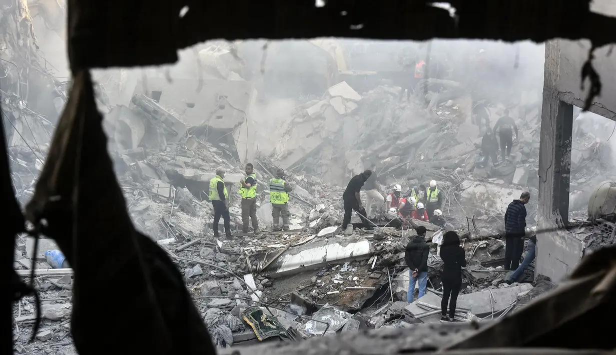 Tim penyelamat memilah-milah reruntuhan bangunan dan mencari korban setelah serangan udara Israel semalam yang menghantam kawasan Basta di Beirut, Lebanon pada 23 November 2024. (Fadel ITANI/AFP)