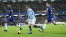 Gelandang Manchester City, David Silva menggiring bola dari kawalan pemain Chelsea, Cesar Azpilicueta dan Antonio Rudiger selama pertandingan Liga Premier Inggris di Stamford Bridge di London (8/12). Chelsea menang 2-0 atas City. (AP Photo/Tim Ireland)