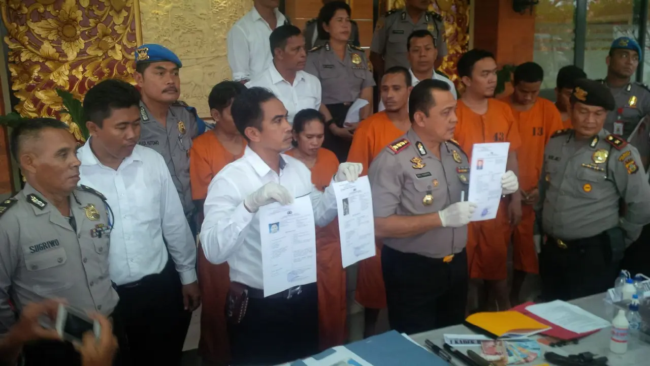 Kapolresta Denpasar menujukkan foto Wakil Ketua DPRD Bali JKGS alias Mang Jangol