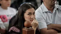 Ekspresi Atiqah Hasiholan saat menghadiri sidang putusan kasus dugaan penyebaran berita bohong atau hoaks dengan terdakwa Ratna Sarumpaet di PN Jakarta Selatan, Kamis (11/7/2019). Atiqah Hasiholan duduk tepat di belakang sang ibunda, Ratna Sarumpaet. (Liputan6.com/Faizal Fanani)