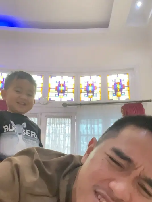 Bukan hanya bermain, Kaesang Pangarep juga kerap meminta kepada ponakannya untuk memijat dirinya. (Foto: Instagram/@kaesangp)