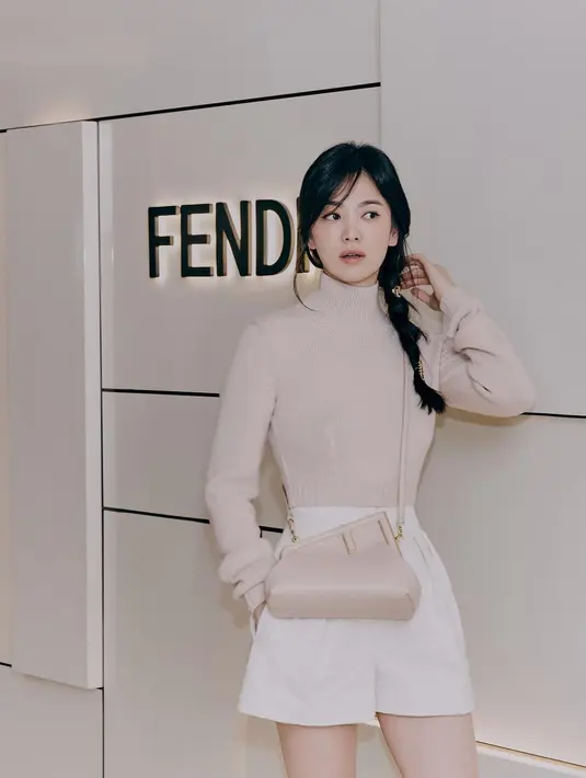 <p>Song Hye Kyo dengan rambut panjang yang dikepang membuatnya tampak seperti remaja. Kepangnya diletakkan di satu sisi bahunya dan dibiarkan terlihat sedikit berantakan untuk menambahkan kesan kasual dan youthful. Foto: Instagram.</p>