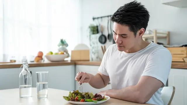 Rambut Menipis pada Pria, Apa Sih Penyebabnya? Waspadai Risiko Kebotakan, Temukan Solusinya!