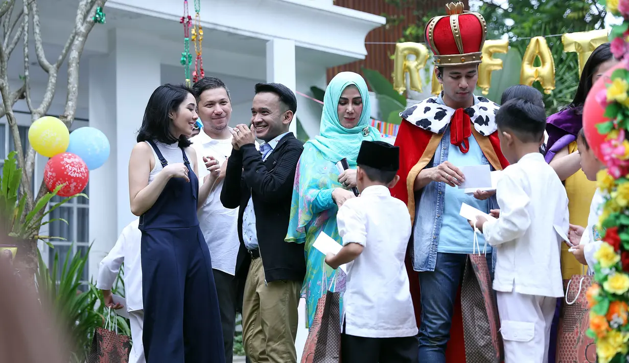 "Acara ultahnya Sabtu dan Minggu. Sabtu di daerah Kemang sama anak anak panti asuhan. Undang 100 anak yatim panti asuhan biar dari kecil (Rafathar) ditanamin bisa berbagi," jelas Raffi. (Nurwahyunan/Bintang.com)