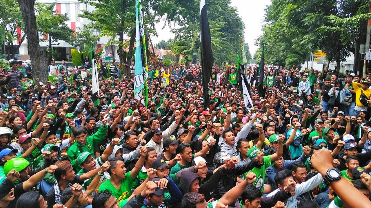 Para pendukung Persebaya Surabaya atau akrab disebut Bonek