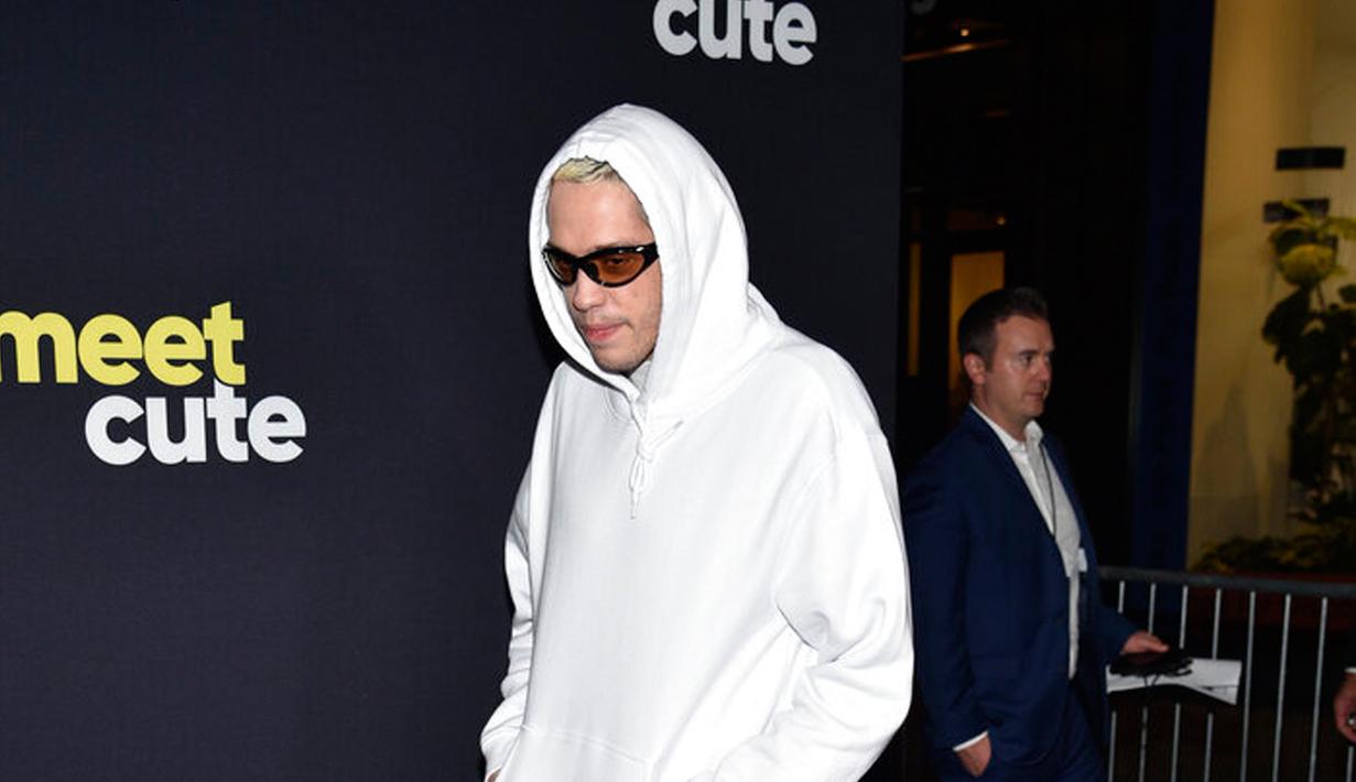 <p>Pete Davidson menghadiri pemutaran perdana film 'Meet Cute' di Manhattan West Plaza, New York, Amerika Serikat, 20 September 2022. Pete mengenakan sweater putih saat menghadiri acara tersebut. (Photo by Evan Agostini/Invision/AP)</p>