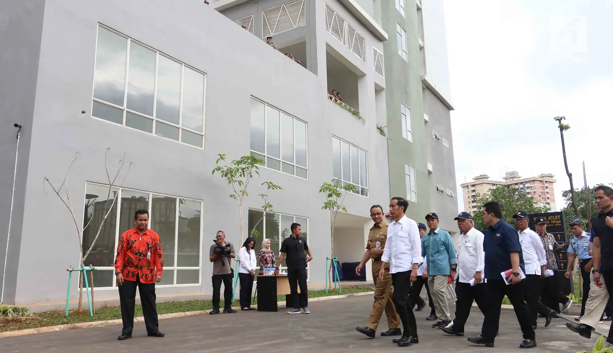 Presiden Joko Widodo didampingi Gubernur DKI Anies Baswedan dan rombongan saat meninjau wisma atlet Asian Games 2018 di Kemayoran, Jakarta, Senin (26/2). (Liputan6.com/Angga Yuniar)