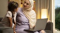 Ilustrasi ibu dan anak perempuannya. (Photo Copyright by Freepik)