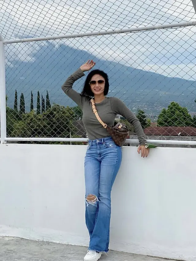 Tampilan Yuni Shara Kenakan Celana Robek-Robek dipadukan dengan item fashion yang membuat awet muda, credit: @yunishara36