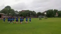 Tiga hari jelang laga uji coba menghadapi Bali United, PS TNI sudah menjalani latihan di Gelora Trisakti, Legian, Selasa petang (2/2/2016). (Liputan6.com/Dewi Divianta)