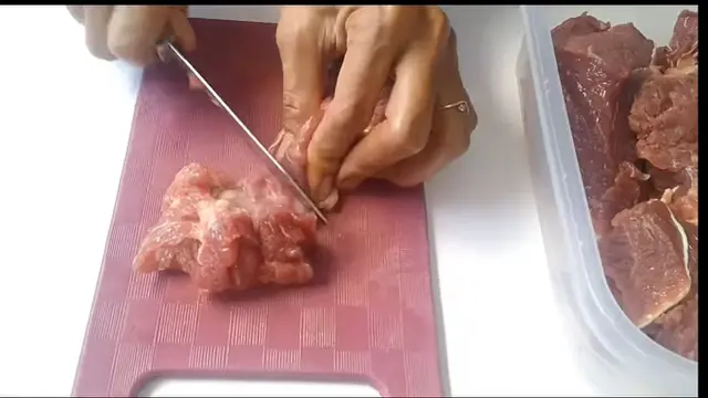 Tidak Pakai Bahan Tambahan, Begini Cara Ampuh Potong Daging Sapi Biar Cepat Lembut