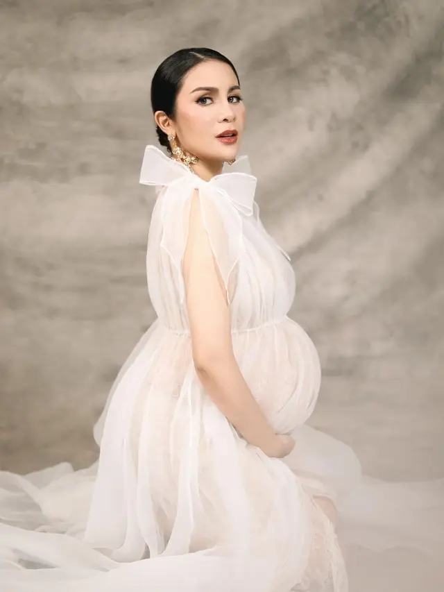 7 Gaya Momo Geisha saat Lakukan Maternity Shoot, Tampil Menawan