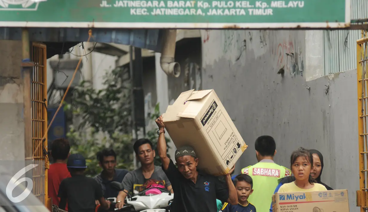 Sejumlah warga Kampung Pulo Jakarta Timur mengangkut dan memindahkan barang pasca penggusuran, Jumat (21/8/2015). Pemprov DKI Jakarta merelokasi pemukiman padat di bantaran Kali Ciliwung ke Rusunawa Jatinegara. (Liputan6.com/Helmi Fithriansyah)