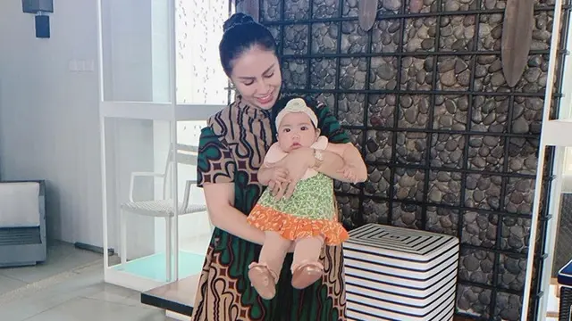 Fokus Urus Anak, Ini 7 Momen Kebersamaan Momo Geisha dengan Putrinya
