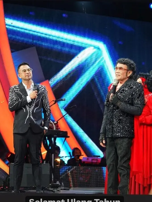 Sorotan lampu panggung dan layar besar mempertegas kemegahan acara, membuat momen tersebut terasa monumental. Perayaan ini menjadi bukti cinta dan apresiasi besar untuk Rhoma Irama sebagai ikon musik dangdut. (Liputan6.com/IG/@raffinagita171