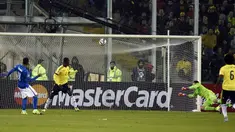 Sepakan Firmino melambung jauh.