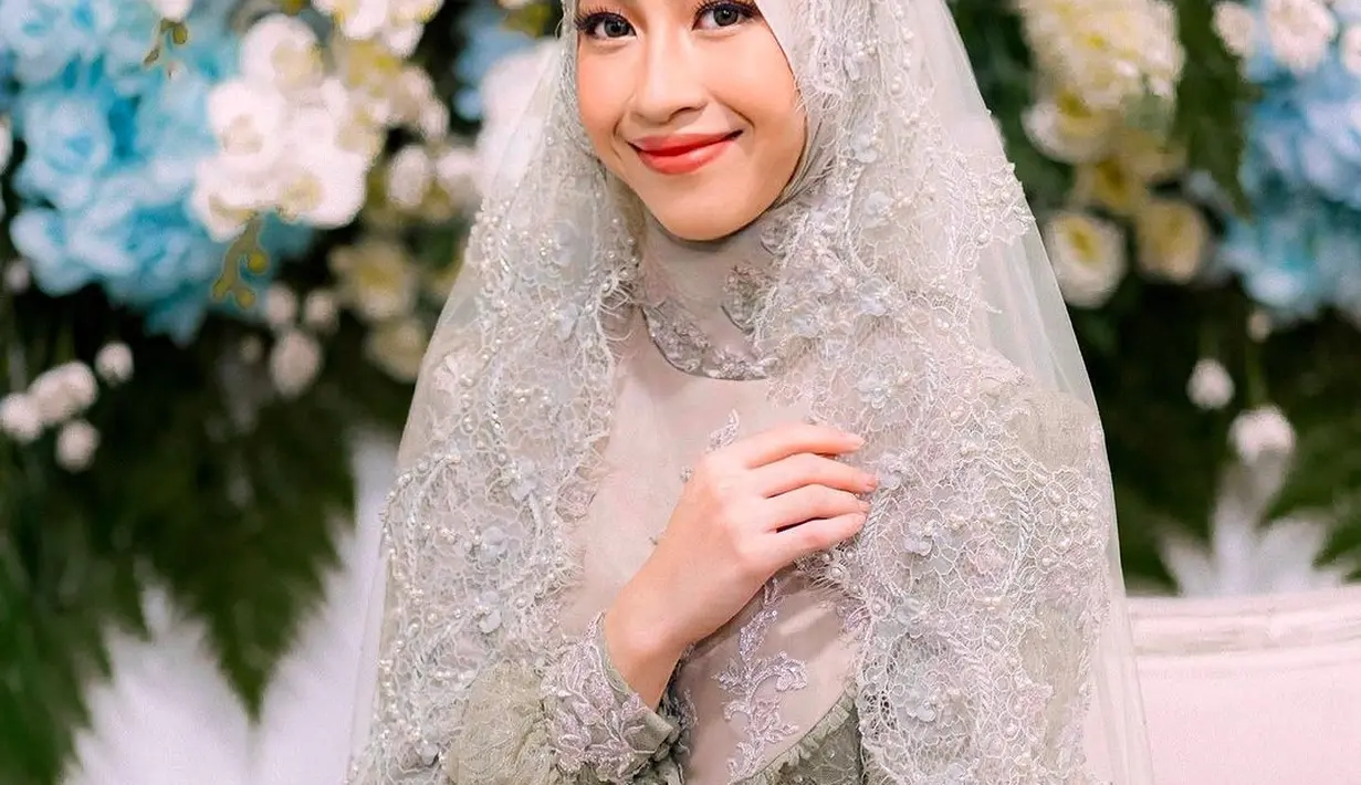 Riasan wajah dibuat soft glam dengan eyeshadow coklat, lipstik dan blush on nuansa coral. . [@rasya_shakira/@vivithalib]