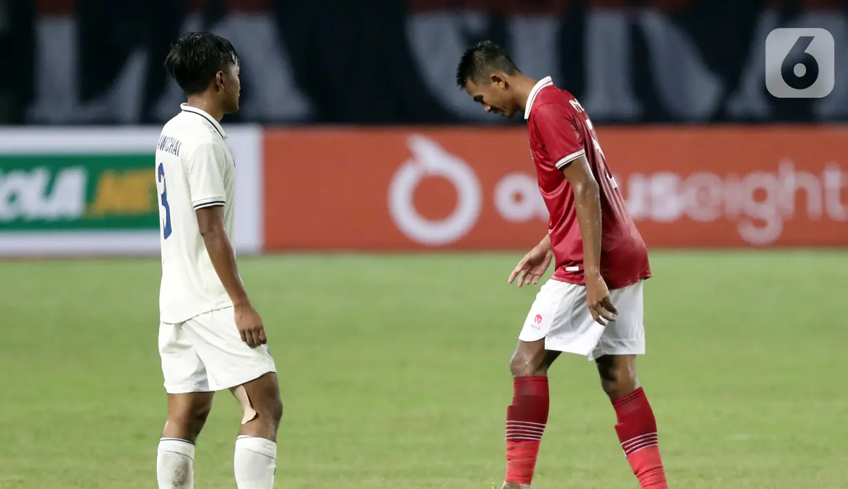 Ekspresi pemain Timnas Indonesia U-19, Kakang Rusdianto usai gagal menembus pertahanan tim Thailand U-19 pada lanjutan penyisihan grup A Piala AFF U-19 2022 di Stadion Patriot Candrabhaga, Bekasi, Jawa Barat, Rabu (6/7/2022). Timnas Indonesia U-19 harus puas dengan hasil imbang 0-0. (Liputan6.com/Helmi Fithriansyah)
