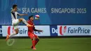 Bek timnas Filipina U-23, F J Daviz Arboleda (kiri) melompat berebut bola dengan gelandang Singapura, Adam Swandi di laga grup A Sea Games 2015 di Stadion Jalan Besar, Singapura, Senin (1/6/2015). Singapura unggul 1-0. (Liputan 6.com/Helmi Fithriansyah)