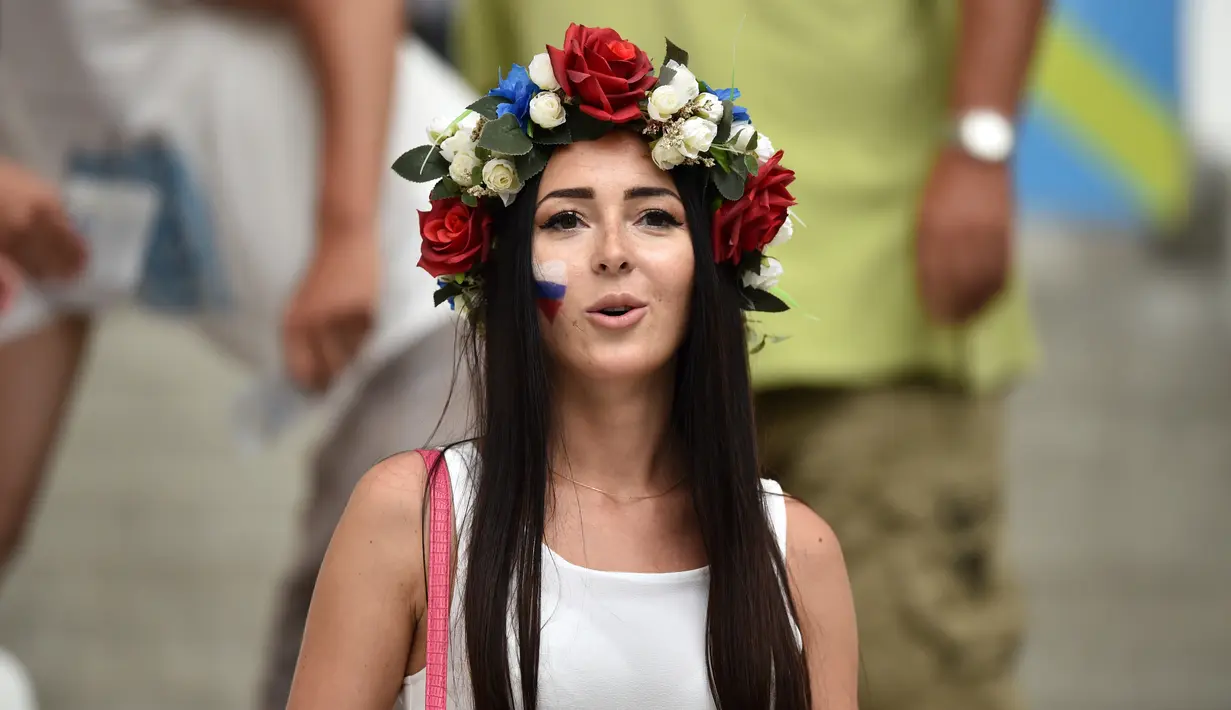 Suporter cantik Rusia ini hadir saat pertandingan antara Inggris melawan Rusia di grup B Piala Eropa 2016 di Stade Velodrome, Marseille, (11/6/2016). (AFP/Bertrand Langlois)