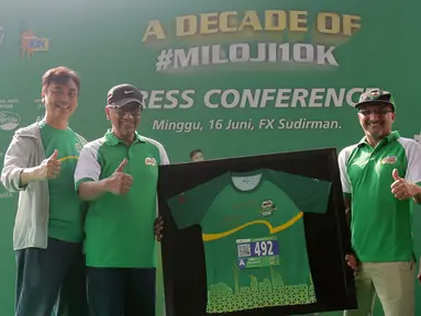Presdir PT Nestlé Indonesia Dharnesh Gordhon (kedua kanan) secara simbolis menyerahkan kaus dan nomor dada peserta kepada Asisten Kesejahteraan Rakyat Sekda DKI Jakarta, Catur Laswanto (kedua kiri) pada Kick-off MILO Jakarta International 10K di Jakarta, Minggu (16/6/2019). (Liputan6.com/HO/Rizky)