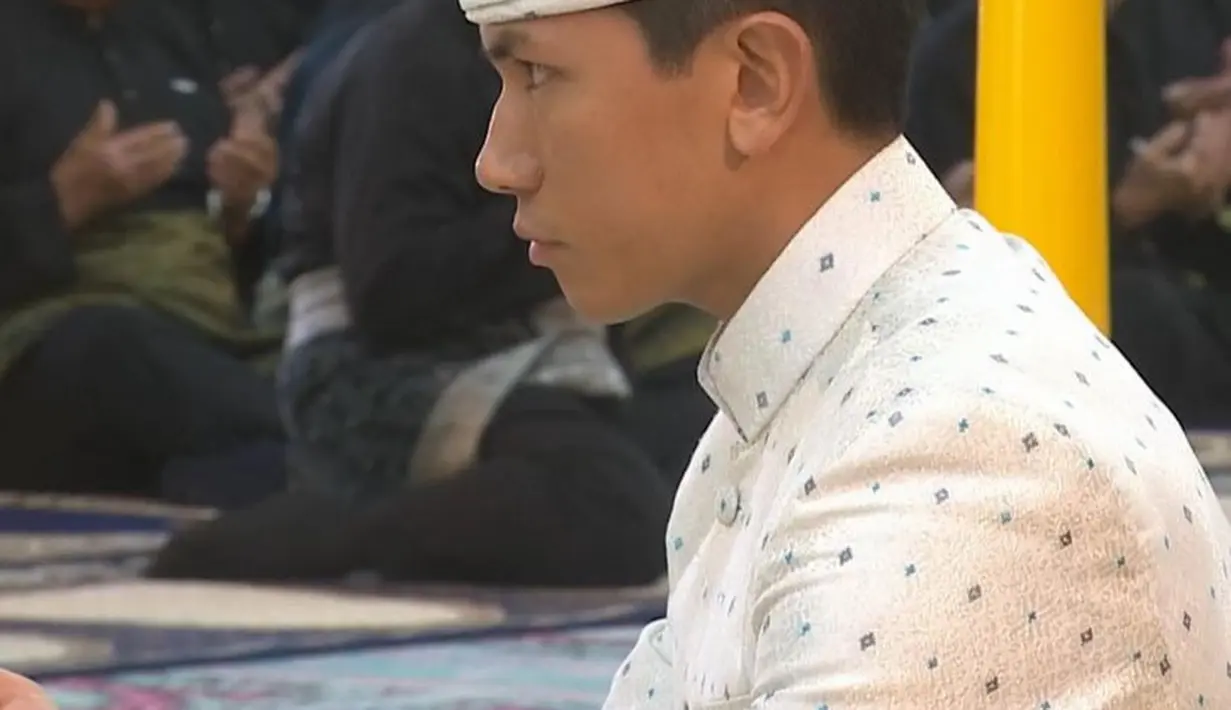 Pangeran dengan lantang mengucapkan ijab kabul sekali tarikan nafas. Ia menyebutkan mahar sebesar 1000 ringgit atau sekitar Rp11,7 jutaan. [@tmski.updates]