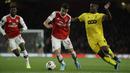 Penyerang Arsenal, Gabriel Martinelli (tengah) mengontrol bola dari kawalan Standard Liege, Dimitri Lavalee,  kanan) pada lanjutan pertandingan grup F Liga Europa di Stadion Emirates, London (3/10/2019). Arsenal menang telak 4-0 atas Standard Liege. (AP Photo/Matt Dunham)