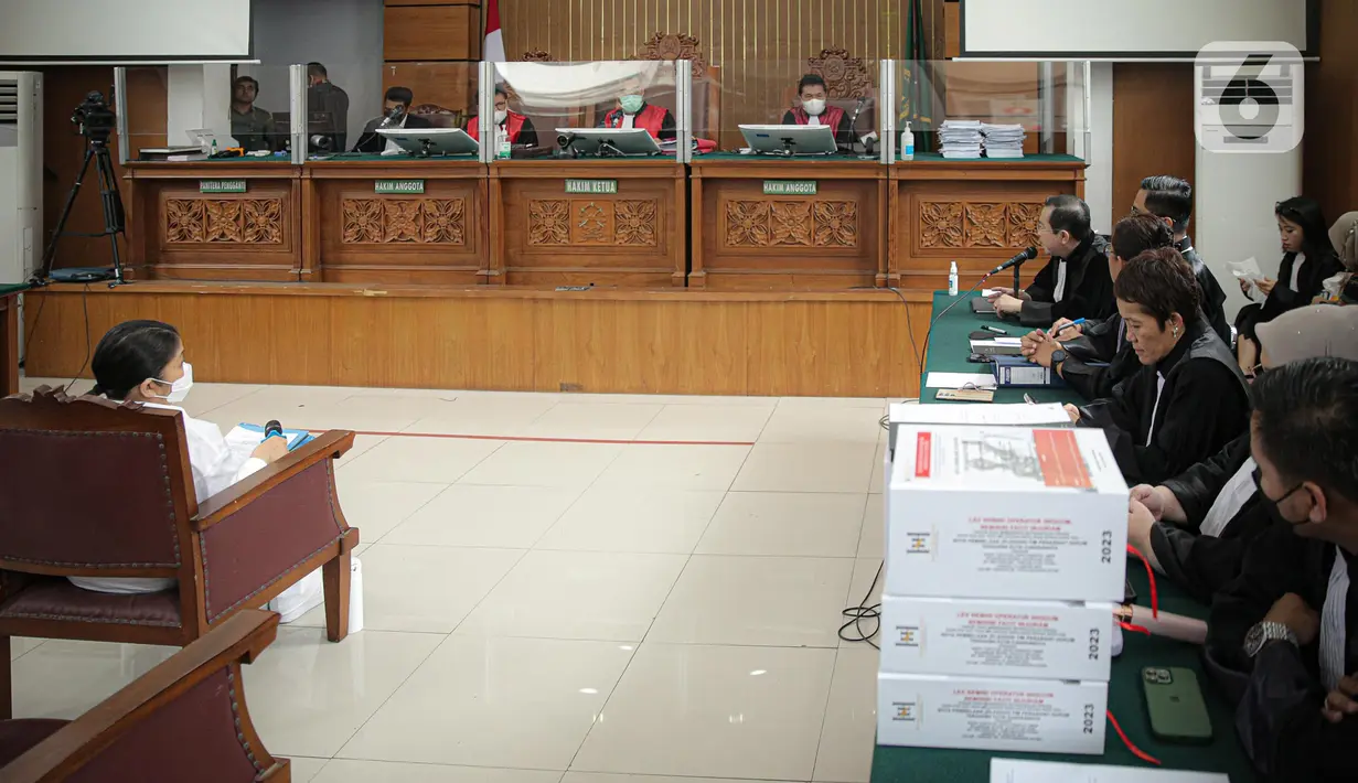 Suasana sidang kasus kasus pembunuhan berencana Yosua Hutabarat atau Brigadir J  dengan terdakwa Putri Candrawathi di Pengadilan Negeri Jakarta Selatan, Jakarta, Rabu (25/1/2023). Putri dinilai jaksa terbukti melanggar Pasal 340 subsider Pasal 338 juncto Pasal 55 ayat (1) ke-1 KUHP. (Liputan6.com/Faizal Fanani)