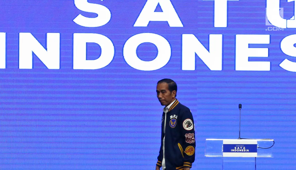 Calon Presiden petahana Joko Widodo kenakan jaket bomber Raw Type Riot (R.T.R) pada acara Festival Satu Indonesia di Istora Senayan, Jakarta, Minggu (10/3). Acara yang dihadiri kaum millenial mengajak pemilih untuk tidak golput. (Liputan6.com/Johan Tallo)