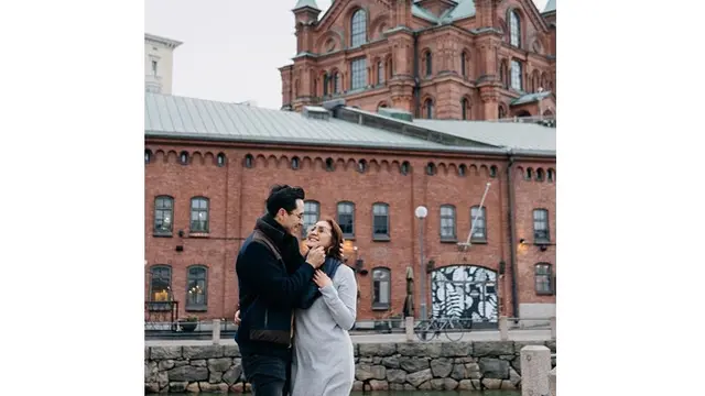 6 Potret Mesra Donna Agnesia dan Darius saat Liburan di Finlandia, Jadi Sorotan