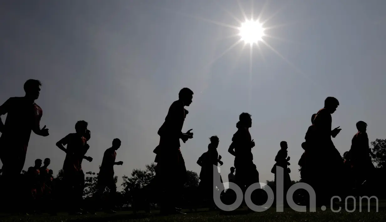 Sejumlah pemain Persija Jakarta melakukan latihan perdana di tempat baru di Lapangan Sutasoma, Halim Perdanakusuma, Jakarta, Selasa (28/03/2017). Persjia resmi memiliki lapangan latihan dan mes baru. (Bola.com/M Iqbal Ichsan)