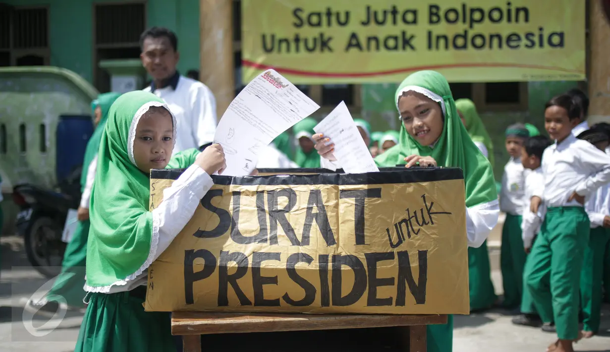 Murid Madrasah Ibtidayah (MI) Yayasan Nurul Bahri memasukan surat yang telah ditulis untuk Presiden Jokowi, di perkampungan nelayan Muara Angke, Jakarta, Senin (27/2). Gerakan Ayo Menulis ini digagas Standarpen Industries. (Liputan6.com/Faizal Fanani)