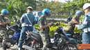Citizen6, Surabaya: Sebanyak 10 siswa Diktukpa Pomal Angkatan ke-41 Pusdikpomal Kodikdukum Kobangdikal melaksanakan Lattek Opsgaktib lalu lintas, Rabu (8/6). (Pengirim: Penkobangdikal)