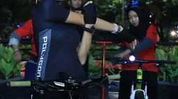 Aktris Nadine Chandrawinata melakukan gerakan pemanasan sebelum bersepeda di sekitaran Gelora Bung Karno, Jakarta, Jumat (16/6). Nadine mengungkapkan kalau bersepeda itu hanya untuk senang-senang sambil berolahraga. (Liputan6.com/Herman Zakharia)