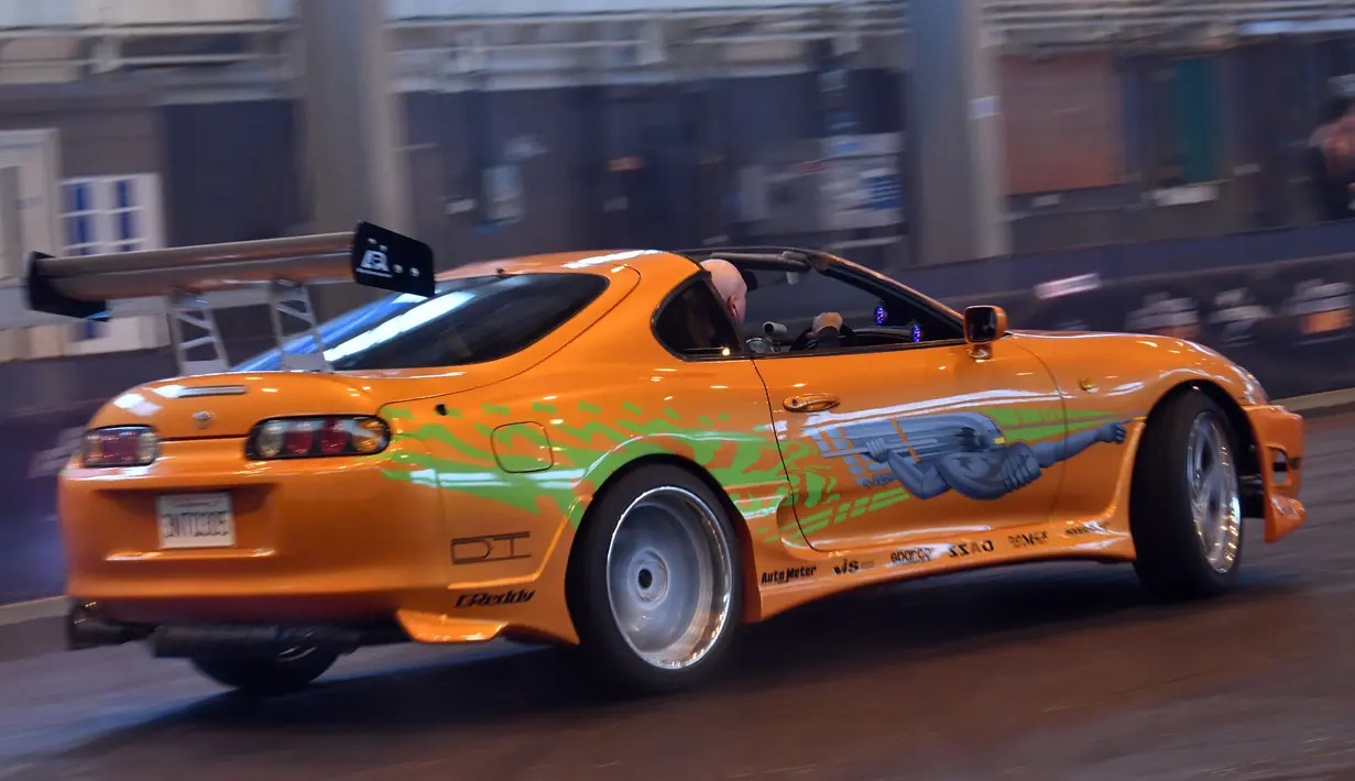 Pengemudi memberikan demonstrasi salah satu mobil bagian dari film Fast and Furious di gudang dekat Grantham di Lincolnshire, Inggris, Kamis (21/9). Lokasi ini akan dibuka untuk umum bagi yang ingin melihat langsung mobil-mobil itu. (BEN STANSALL/AFP)