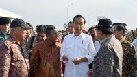 Presiden Joko Widodo atau Jokowi saat meresmikan Tol Jombang-Mojokerto di Mojokerto, Jawa Timur, Minggu (10/9/2017). (Liputan6.com/Ahmad Romadoni)