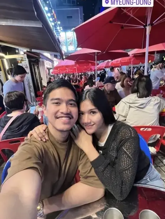 <p>Berada di Myeongdong, Kaesang mengenakan atasan coklat dan Erina mengenakan knitwear hitam sebagai outer. (@erinagudono)</p>