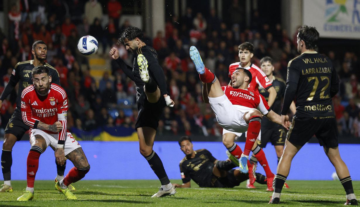 Benfica tampil dominan sejak babak pertama. Mereka bahkan sempat unggul satu gol pada menit ke-68 lewat Richard Rios. (AFP/Filipe Amorim)
