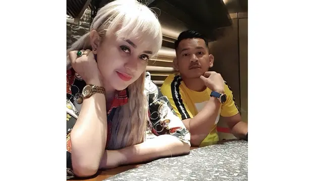 Jarang Tersorot, Ini 6 Potret Mesra Lia Lidysta dan Suami