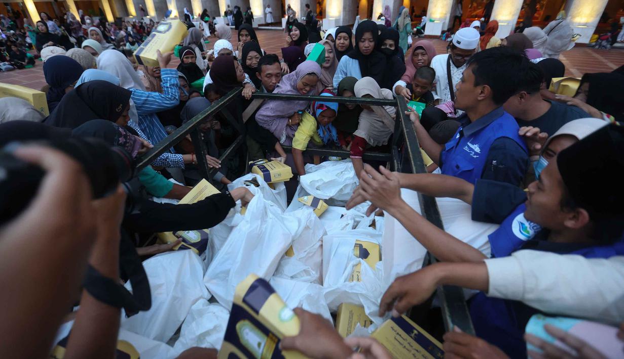 Khusus untuk Sabtu dan Minggu, jumlah porsi akan ditingkatkan menjadi 7.000 hingga 10.000 paket, menyesuaikan dengan lonjakan jumlah jamaah yang datang. Tampak dalam foto, warga berebut makanan untuk berbuka puasa pada hari pertama Ramadan 1447 Hijriah di Masjid Istiqlal, Jakarta, Selasa (19/2/2026). (Kapanlagi.com/Budy Santoso)