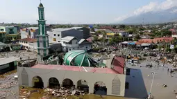 Foto pada 30 September 2018 menunjukkan kondisi Masjid Raya Baiturrahman setelah gempa bumi dan tsunami di Palu, Sulawesi Tengah, Rabu (3/10). Meski kubah dan beberapa dinding masjid runtuh, namun menaranya masih kokoh berdiri. (AP Photo/Tatan Syuflana)