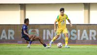 Pemain Persebaya,&nbsp;Bruno Moreira mencoba melawati pemain Persita Tangerang&nbsp;pada pekan kedua BRI Super League 2025/2026 di Indomilk Arena, Sabtu (16/8/2025). (Bola.com/ Abdul Aziz)