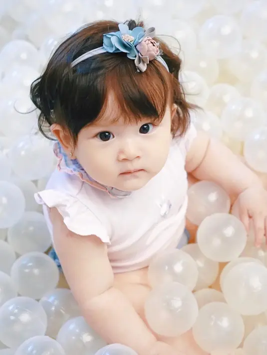 Baby Vechia sedang main di bola-bola. Baby Vechia semakin cantik ketika menggunakan bando bunga-bunga. (Liputan6.com/IG/frandaaa87)
