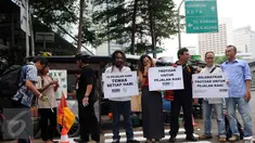 Para Aktivis Pejalan Kaki melakukan Aksi mengecat Jalan sebagai trotoar bagi pejalan kaki di kawasan Tosari, Jakarta, Jumat (11/12). Aksi tersebut di merupakan teguran untuk pemerintah agar serius menangani masalah kecelakaan. (Liputan6.com/Helmi Afandi)