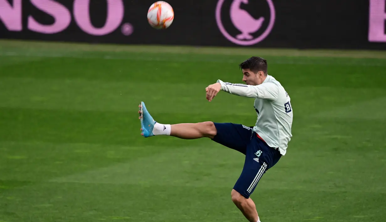 Pemain depan Spanyol Alvaro Morata mengambil bagian dalam sesi latihan di La Coruna, Senin (28/3/2022).  Spanyol akan beruji coba melawan Islandia pada pertandingan International Friendly di Stadion Riazor, Rabu 30 Maret 2022 dini hari WIB. (JAVIER SORIANO/AFP)