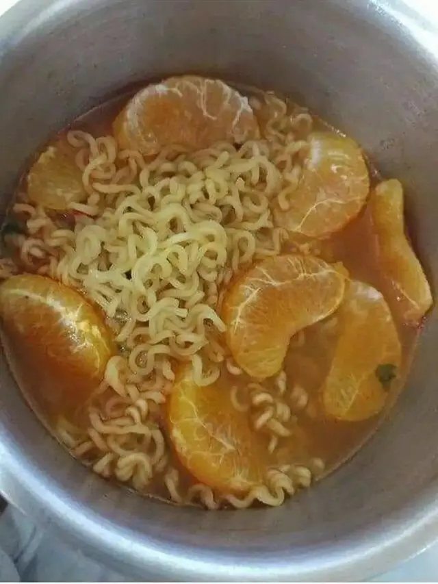 10 Potret Nyeleneh Makanan Dicampur Buah Ini Bikin Geleng Kepala, Tertarik Coba?